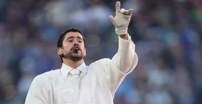 Bad Bunny بإطلالة أحادية اللون من Zara  وساعة أودمار بيغيه