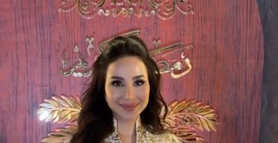 لجين عمران بقفطان أبيض مطرز بالذهبي في السحور الرمضاني 