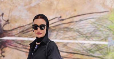 الشيخة موزا في آرت بازل قطر بعباية بأسلوب قميص وحقيبة Alaia 