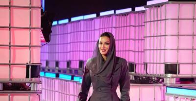 الشيخة موزا تعتمد عباءة بأسلوب المعطف في قمة الويب قطر