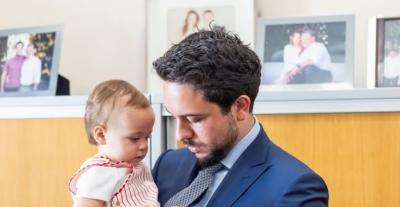 الأميرة إيمان بإطلالة حيوية ناعمة في مكتب ولي العهد