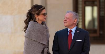 صيحة المعطف الـ Wrapped تبرز في إطلالة الملكة رانيا الرسمية