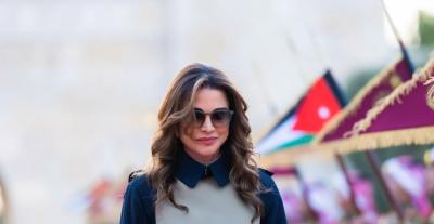 الملكة رانيا بإطلالة دبلوماسية أنيقة بتوقيع ساكاي وبرادا