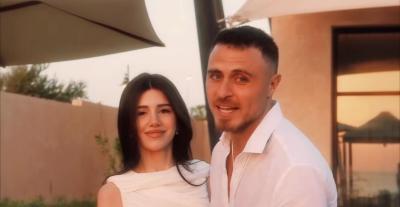 رامي حمدان يفاجئ سيدرا بيوتي بطلب زواج مؤثر على الشاطئ