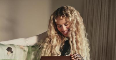 إليانا في حملة ربيع 2026 من  كوتش التي تحتفي بالهوية 