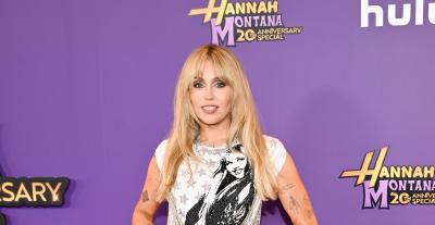 مايلي سايرس تمزج الماضي بالحاضر بإطلالة هانا مونتانا