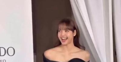 ليسا في طوكيو بإطلالة بتفاصيل منحوتة بارزة