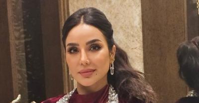 قفطان أحمر مخملي بتفاصيل مطرزة يبرز أناقة لجين عمران