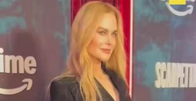 إطلالة نيكول كيدمان من شانيل في عرض Scarpetta الأول 