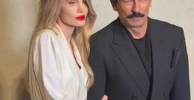 أنجلينا جولي بفستان أبيض وشفاه حمراء جريئة بتوقيع توم فورد