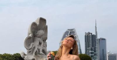 بيلا حديد بفستان أرشيفي من ديور بتوقيع جون غاليانو 