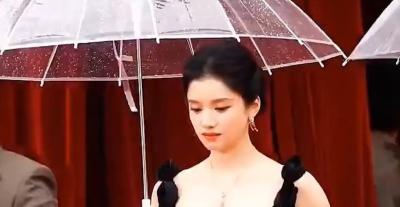 جدل كبير حول حقيبة زانغ جينغيي النيلون الصفراء.. اليك السبب 