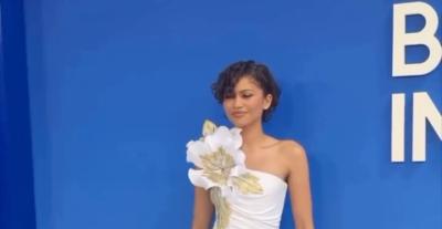  زندايا بفستان مستوحى من إطلالة ويتني هيوستن في الثمانينات