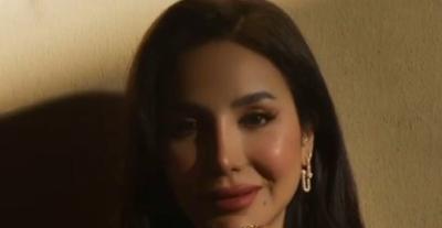 أناقة لجين عمران بالعباية السوداء ومجوهرات تيفاني أند كو. 