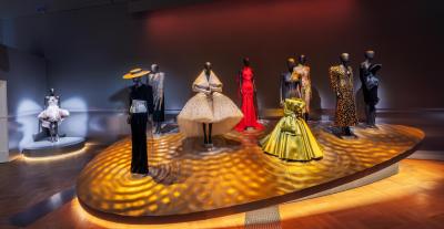 معرض استثنائي يحتفي بإرث سكياباريللي في لندن