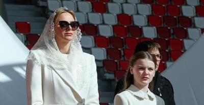 الأميرة شارلين وابنتها غابرييلا تتألقان بالأبيض من ايلي صعب