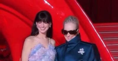 آن هاثاواي وميريل ستريب بأزياء برموز خاصة في شنغهاي 