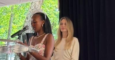 أنجلينا جولي وزهرة - صورة من أكس