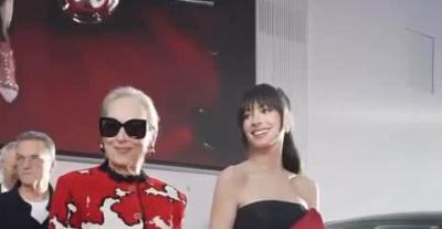 آن هاثاواي بفستان فالنتينو وميريل ستريب في شانيل في طوكيو