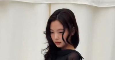 جيني بإطلالة أنثوية يتخللها الشيفون في سيول