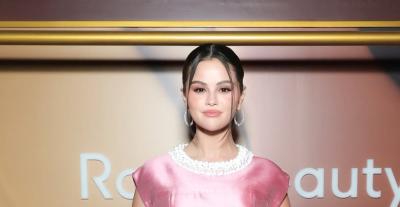 فستان سيلينا غوميز من برادا بتصميم ذكي ومجوهرات مدمجة 