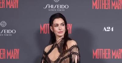 آن هاثاواي بإطلالة درامية قوطية في عرض Mother Mary 