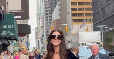 آن هاثاواي باطلالة من أرشيف فرساتشي ومجوهرات بولغاري