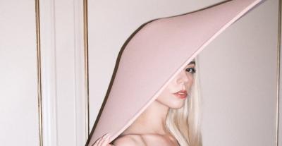 آنيا تايلور-جوي بإطلالة مخصصة من Jacquemus في طوكيو - الصورة من أنستغرام آنيا تايلور - جوي 