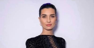  توبا بيوكستون بالفستان الأسود بتفاصيل المخمل والدانتيل