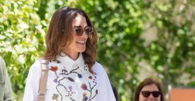 إطلالة متوازنة تجمع الراحة والرقي للملكة رانيا