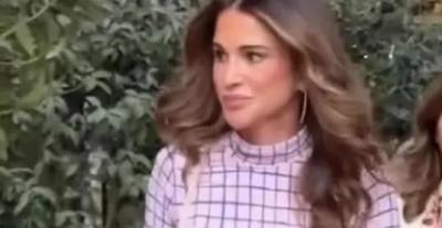 الملكة رانيا بإطلالة دنيم عصرية في زيارة إلى الصويفية