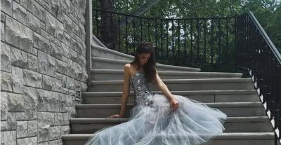 فستان فضي لامع… إطلالة ساندي روز في حفل تخرجها المدرسي