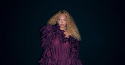 بيونسيه بفستان بنفسجي بقصة الكشاكش من سان لوران 