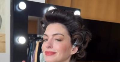 ما قصة تي-شيرت آن هاثاوي باللون الأزرق Cerulean؟ - الصورة من انستغرام  Ashley Afriyie