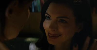 آن هاثاواي تطارد داكوتا جونسون في تريلر فيلم Verity