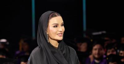 إطلالة أنيقة للشيخة موزا بعباءة سوداء مقلمة وبتطريزات ناعمة