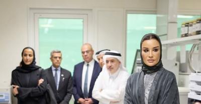 الشيخة موزا بعباية مخملية رمادية وحقيبة من جلد التمساح 