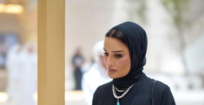 العباية السوداء ومجوهرات التوركواز واللؤلؤ في إطلالة الشيخة موزا 