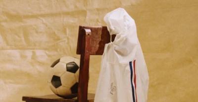 5  تعاونات موضة مستوحاة من كأس العالم يجب معرفتها هذا الموسم - الصورة من تعاون Jacquemus × Nike ×  الاتحاد الفرنسي لكرة القدم