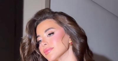 يارا السكري بفستان أحمر منحوت بقصة سترابلس من أمجد الحموري