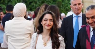 الأميرة جليلة بنت علي بفستان أبيض أنيق ولمسات باستيلية 