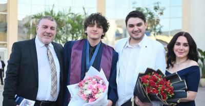 سلاف فواخرجي تحتفل بتخرج ابنها علي في مصر