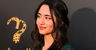 الأميرة جليلة بنت علي بفستان زمردي أنيق من Edelina Joyce