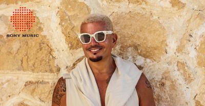 عمرو دياب يجمع طابع الـ Oversized و 3 ساعات Audemars Piguet - الصورة من Sony Music