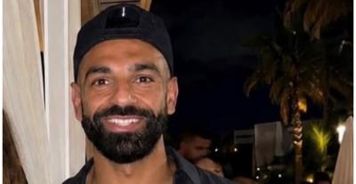محمد صلاح بإطلالة عصرية من لويفي وأكملها بقبعة تحمل رسالة 