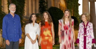 الملكة ليتيزيا وبناتها يتألقن باطلالات صيفية في ماريفنت  - الصورة من موقع Royal Fashion Police