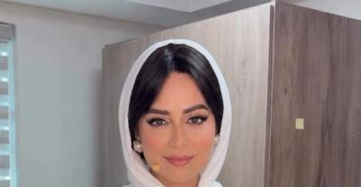 هبة مجدي بإطلالة بيضاء مزينة بالخط العربي الذهبي