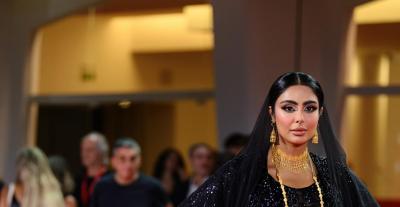 مريم محمد بالثوب الإماراتي من توقيع حمد جاسم في البندقية