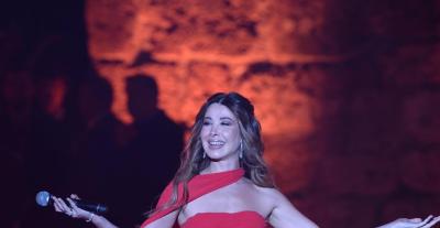 نانسي عجرم بطلالة أنثوية بالأحمر  من نجا سعادة في قرطاج