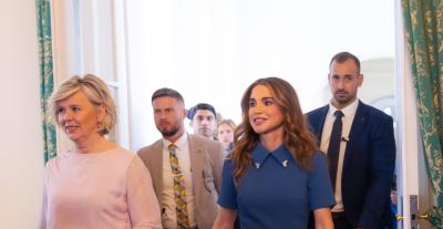 بالأزرق البترولي.. الملكة رانيا تجسد فخامة الأناقة الهادئة
